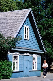 Lituanie (Pays Baltes), Trakai, maisons en bois de la rue principale de Trakai où vivaient les Karaïtes