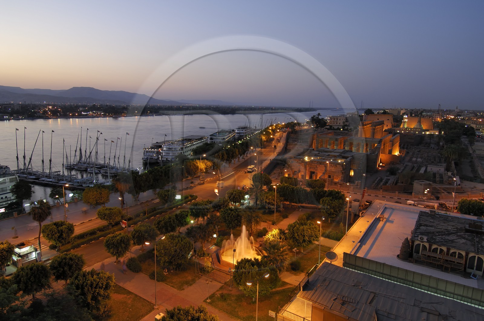 Egypte, Haute Egypte, vallée du Nil, temple de Louxor au crépuscule, classé Patrimoine Mondial de l'UNESCO et le Nil