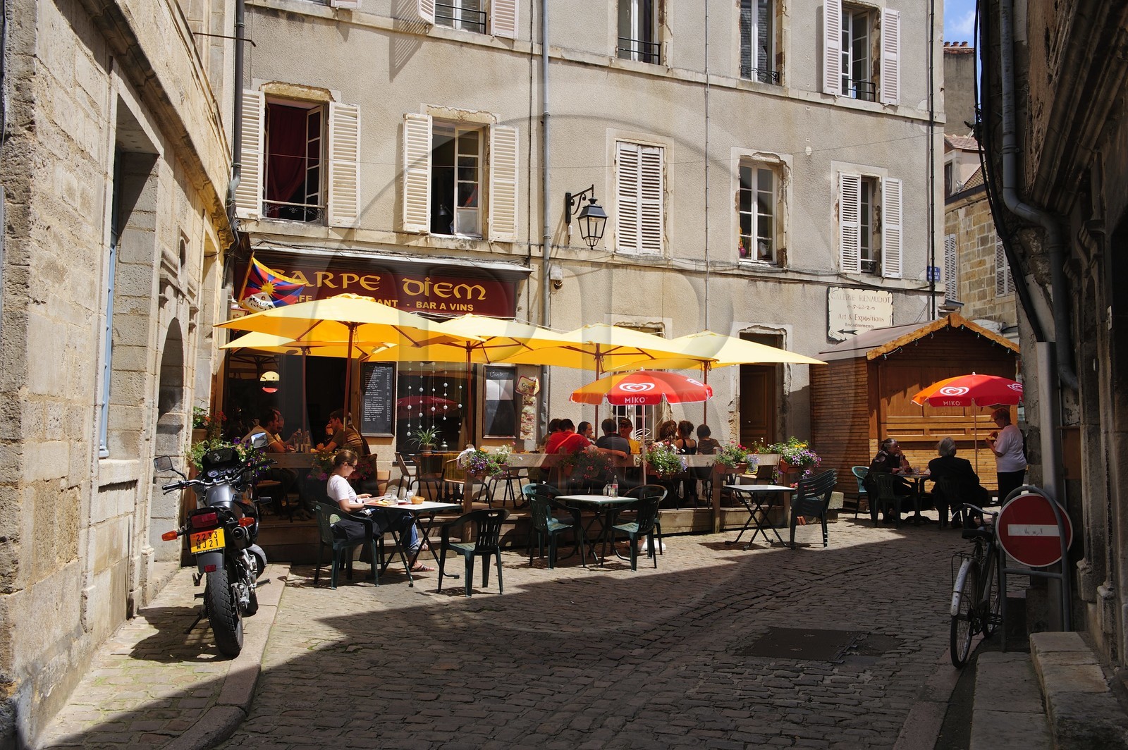 France, Côte d'Or (21), Semur-en-Auxois, terrasse de café rue du vieux marché