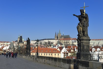 République Tchèque, Prague, centre historique classé Patrimoine Mondial de l' UNESCO, statue de St Jean Baptiste sur le pont Charles (Karluv Most) et la cathédrale Saint-Guy surplombant le chateau Royal en arrière plan