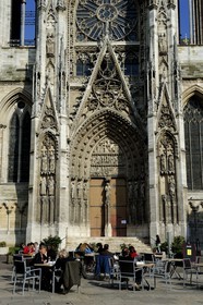 France, Seine-Maritime (76), Rouen, cathédrale Notre-Dame de Rouen, terrasse de café face au portail de la Calende