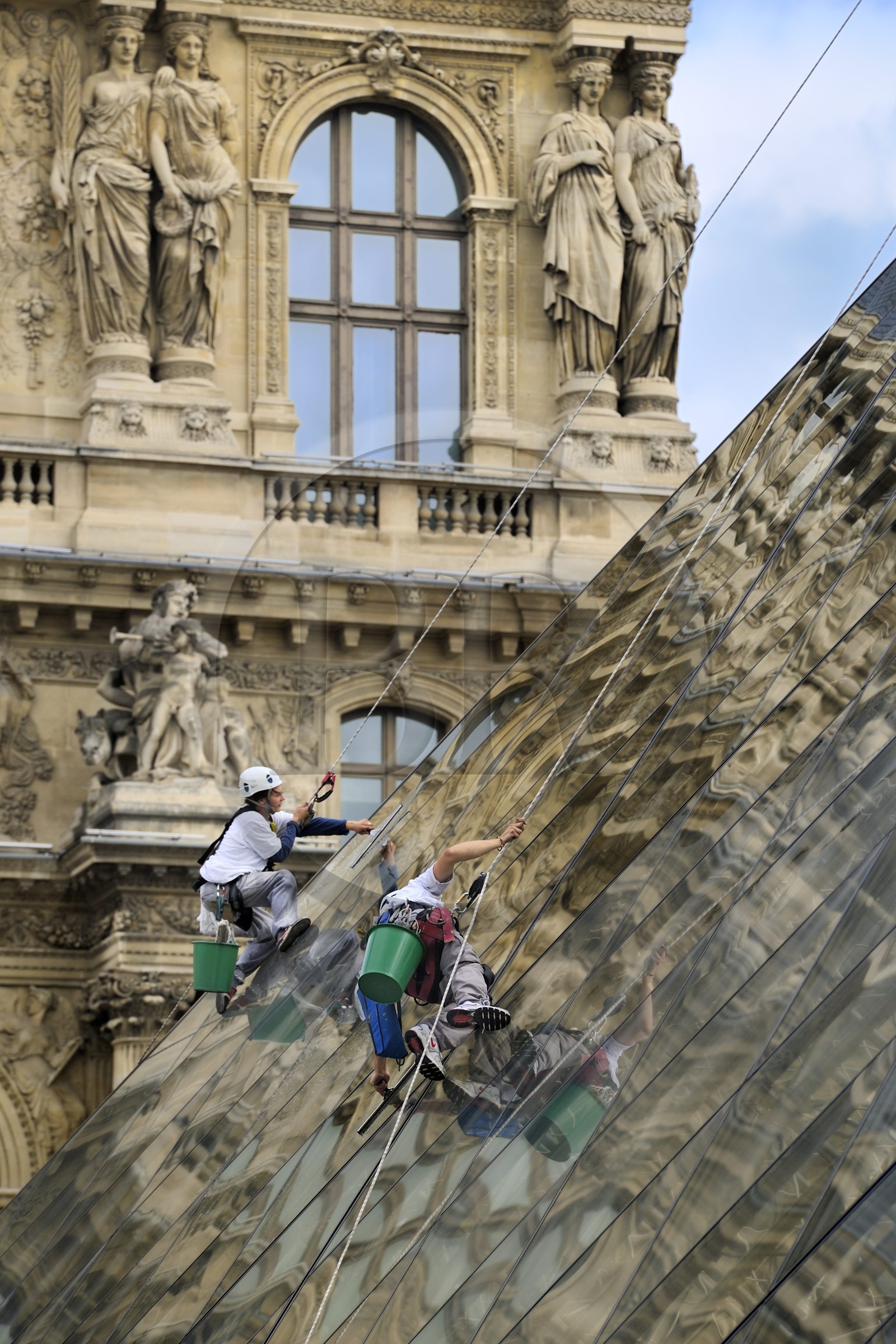 France, Paris (75), le musée du Louvre, laveurs de vitres sur la façade en verre de la pyramide de l'architecte Ieoh Ming Pei