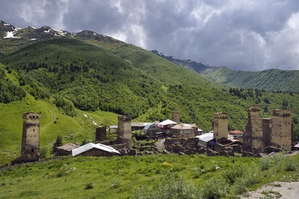 Géorgie, Haute Svanétie (Zemo Svaneti), village de Ushguli, classé Patrimoine Mondial de l'UNESCO, tours défensives Svanes dressées à coté des maisons du hameau de Murkmeli