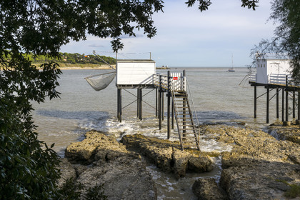 France, Charente-Maritime (17), région de Royan, Saint-Palais-sur-Mer, cabanes de pêche traditionnelle au carrelet à l'embouchure de l'estuaire de la Gironde face à l'océan Atlantique
