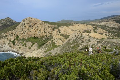 France, Haute-Corse (2B), Nebbio, Punta di l’Acciolu (Acciola), cavaliers en randonnée dans le désert des Agriates