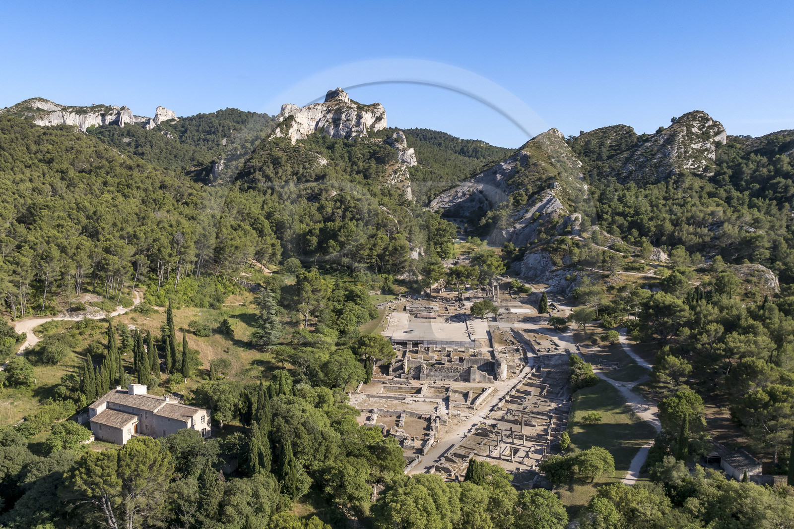 France, Bouches-du-Rhône (13), Parc Naturel Régional des Alpilles, Saint-Rémy-de-Provence, site archéologique de Glanum au pied du massif des Alpilles (vue aérienne)