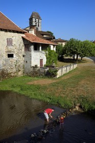 France, Dordogne (24), Périgord Vert, Saint-Jean-de-Côle, labellisé Les Plus Beaux Villages de France, le village et le clocher de l'église Saint-Jean-Baptiste