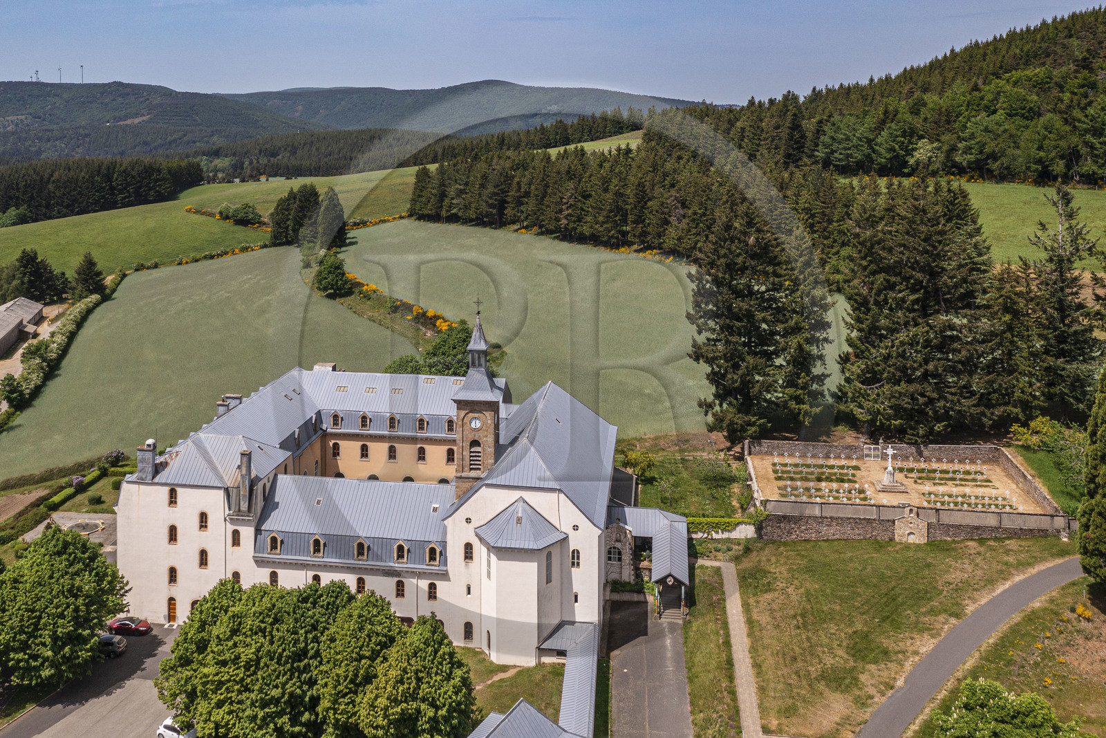 France, Ardèche (07), Saint-Laurent-les-Bains, l'abbaye Notre-Dame-des-Neiges sur le chemin de Stevenson (GR 70) (vue aérienne)