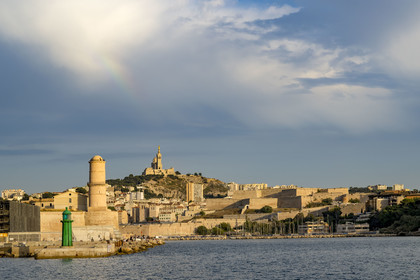 France, Bouches-du-Rhône (13), Marseille, le Fort Saint-Jean à gauche, l’abbaye Saint-Victor au centre et la Citadelle de Marseille (Fort Saint-Nicolas) à droite, la basilique Notre Dame de la Garde en arrière plan