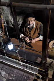 Iran, Isfahan province, Dasht-e Kavir desert, city of Nain also known as Naein, Sayed Ali Mustapha, 85 years camel wool weaver in his underground workshop in Mohammadiyeh