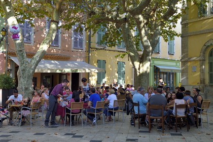 France, Var (83), Massif des Maures, Collobrières, terrasse de café sur la Place de la Libération pendant la fête de la châtaigne