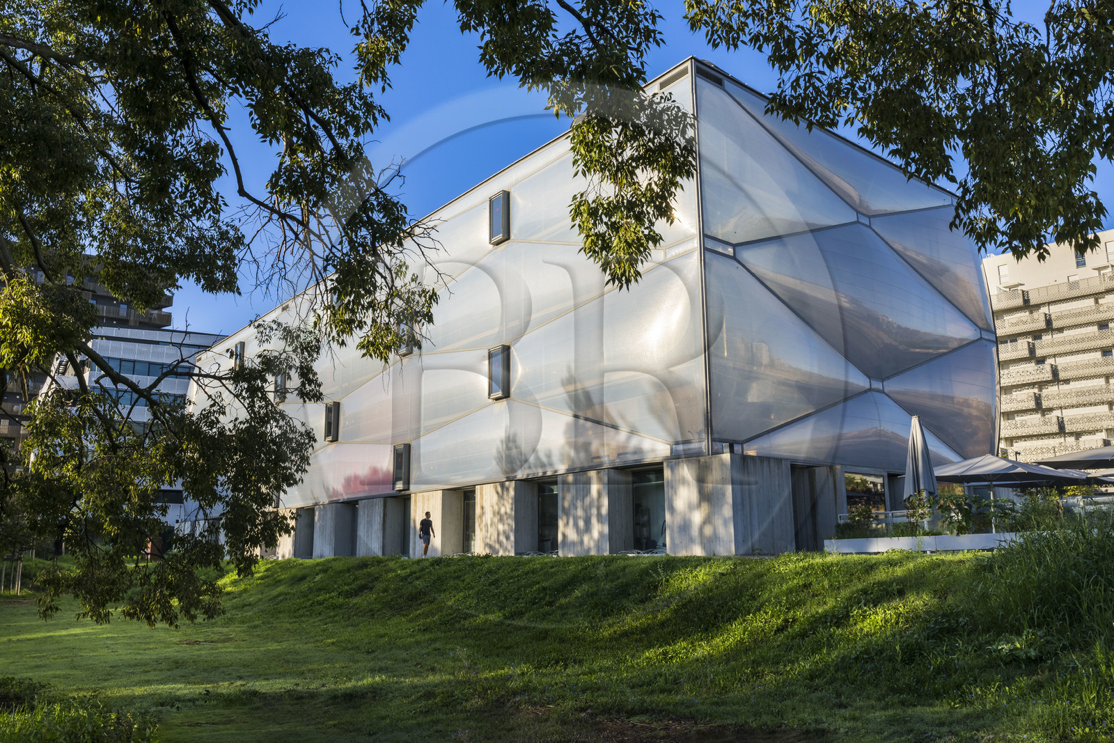France, Hérault (34), Montpellier,  quartier de Port Marianne, batiment le Nuage réalisation du créateur Philippe Starck sur l'avenue Raymond Dugrand