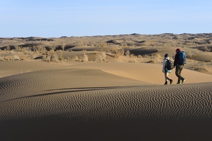 Iran, Isfahan province, Dasht-e Kavir desert, Mesr in Khur and Biabanak County, hiking in the desert dunes