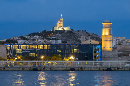 France, Bouches-du-Rhône (13), Marseille, le Mucem (Musée des civilisations de l'Europe et de la Méditerranée), le Fort Saint-Jean à droite, la basilique Notre Dame de la Garde en arrière plan
