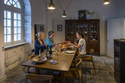 France, Finistère (29), Pays des Abers, Ile Vierge, le phare de l'Ile Vierge, l'ancien phare de 1845 transformé en écogite dans l'ancien logement des gardiens, plateau de fruits de mer pour le diner dans la salle à manger