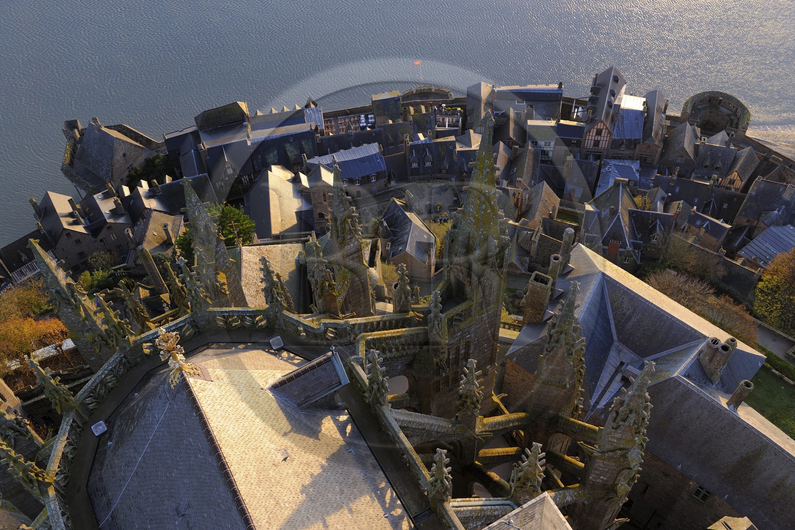 France, Manche (50), Mont-Saint-Michel, classé Patrimoine Mondial de l'UNESCO, chevet et la baie vus depuis la flèche à l'aube