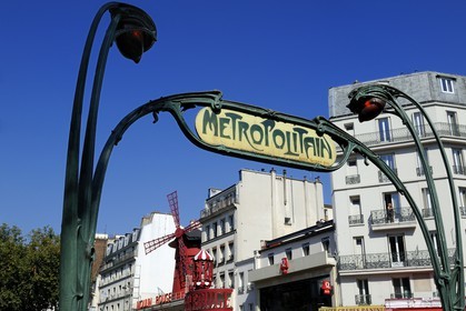 France, Paris (75), place Pigalle, station de métro de style Art Nouveau d'Hector Guimard