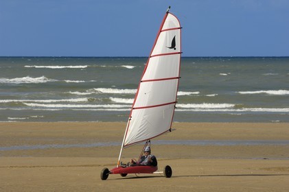 France, Calvados (14), Cote de Nacre, Ouistreham-Riva-Bella, chars à voile sur la plage