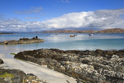 Royaume-Uni, Ecosse, Highland, Hébrides intérieures, rochers et  plage de sable sur l'Ile de Iona faisant face au Ross of Mull