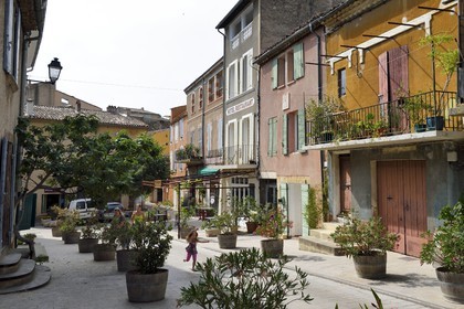 France, Vaucluse (84), Parc Naturel Regional du Luberon, Cucuron, labellisé Les Plus Beaux Villages de France, scène de rue