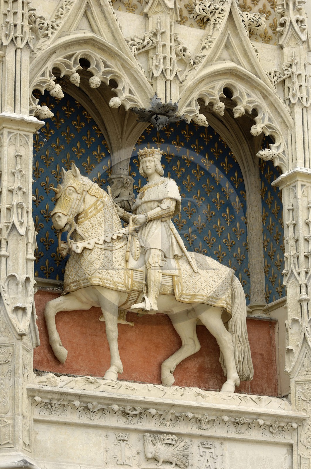 France, Loir-et-Cher (41), vallée de la Loire classée au Patrimoine Mondial de l'UNESCO, château de Blois, façade de l'aile Louis XII, statue équestre du Roi Louis XII