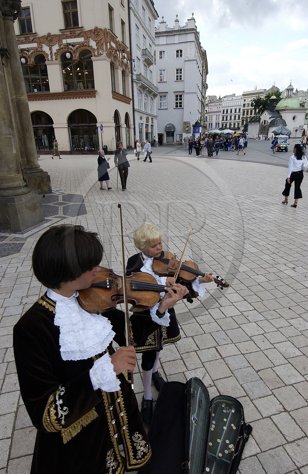 Pologne, Cracovie, vieille ville (Stare Miasto), jeunes violonistes en costume sur la place du March