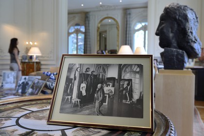 France, Alpes-Maritimes (06), Cannes, la villa La Californie où vécu Pablo Picasso, aujourd'hui renommé le Pavillon de Flore par Marina Picasso, photo de Pablo Picasso dans son atelier de La Californie devenu aujourd'hui le salon