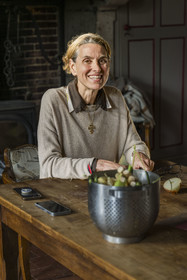 France, Vendée (85), Sèvremont, le chateau de la Flocellière, gite et chambre d'hotes, la chatelaine Sandrine Vignial préparant le diner de ses hotes dans la cuisine