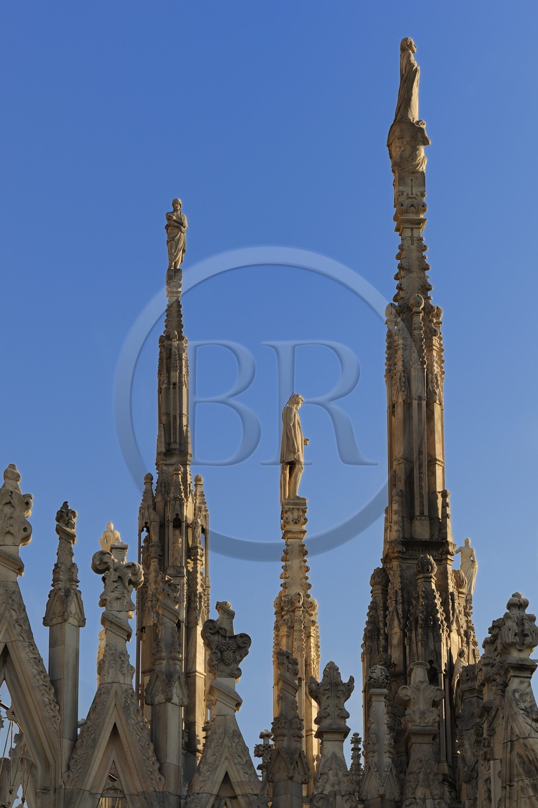 Italie, Lombardie, Milan, le Duomo dans le centre historique, cathédrale de style gothique flamboyant, les flèches surmontées de statues