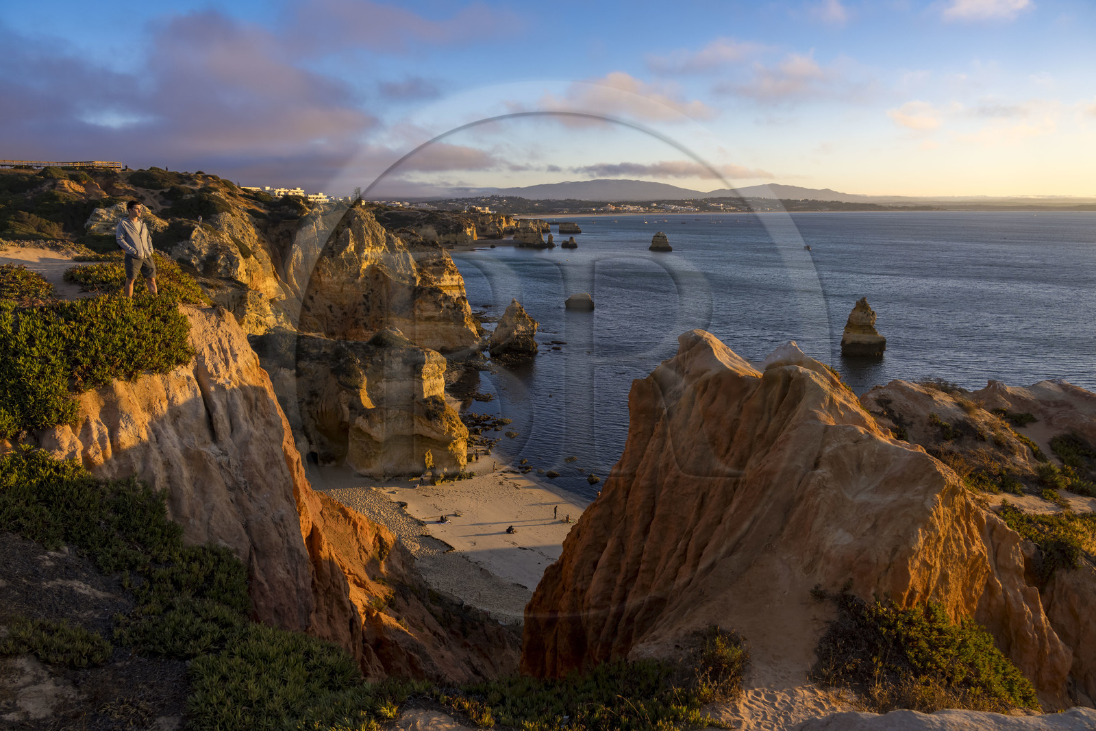 Portugal, Algarve, Lagos, la plage de Praia do Camilo nichée entre des falaises escarpées non loin de Ponta da Piedade