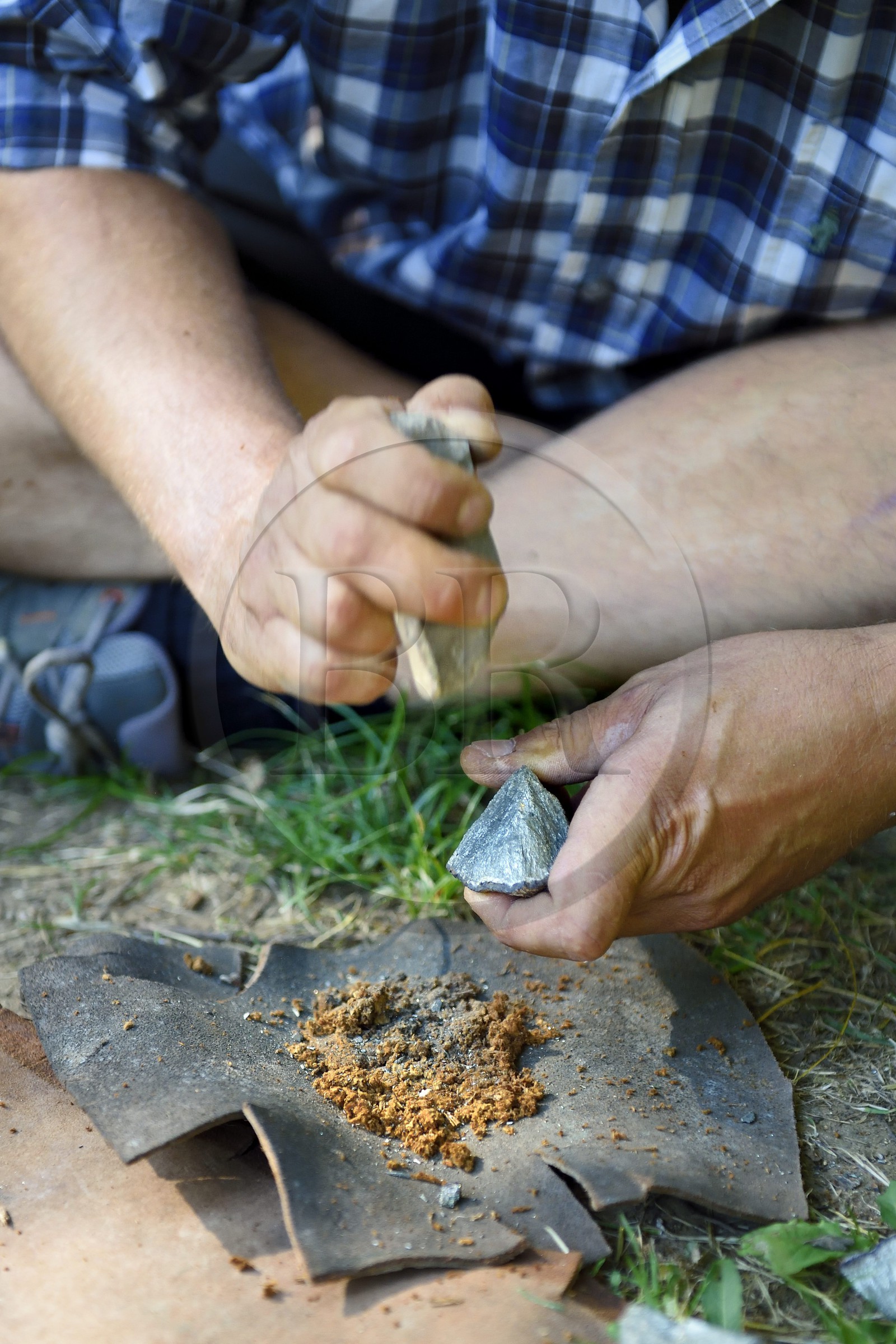 France, Dordogne (24), vallée de la Vézère, Sergeac, Site préhistorique de Castel Merle, allumage d'un feu avec des silex sur de l'amadou