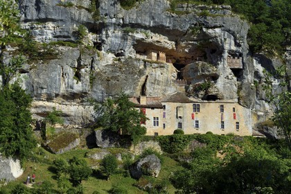 France, Dordogne (24), Périgord Noir, vallée de la Vézère, Tursac, maison fortifiée troglodytique de Reignac du XVIe siècle