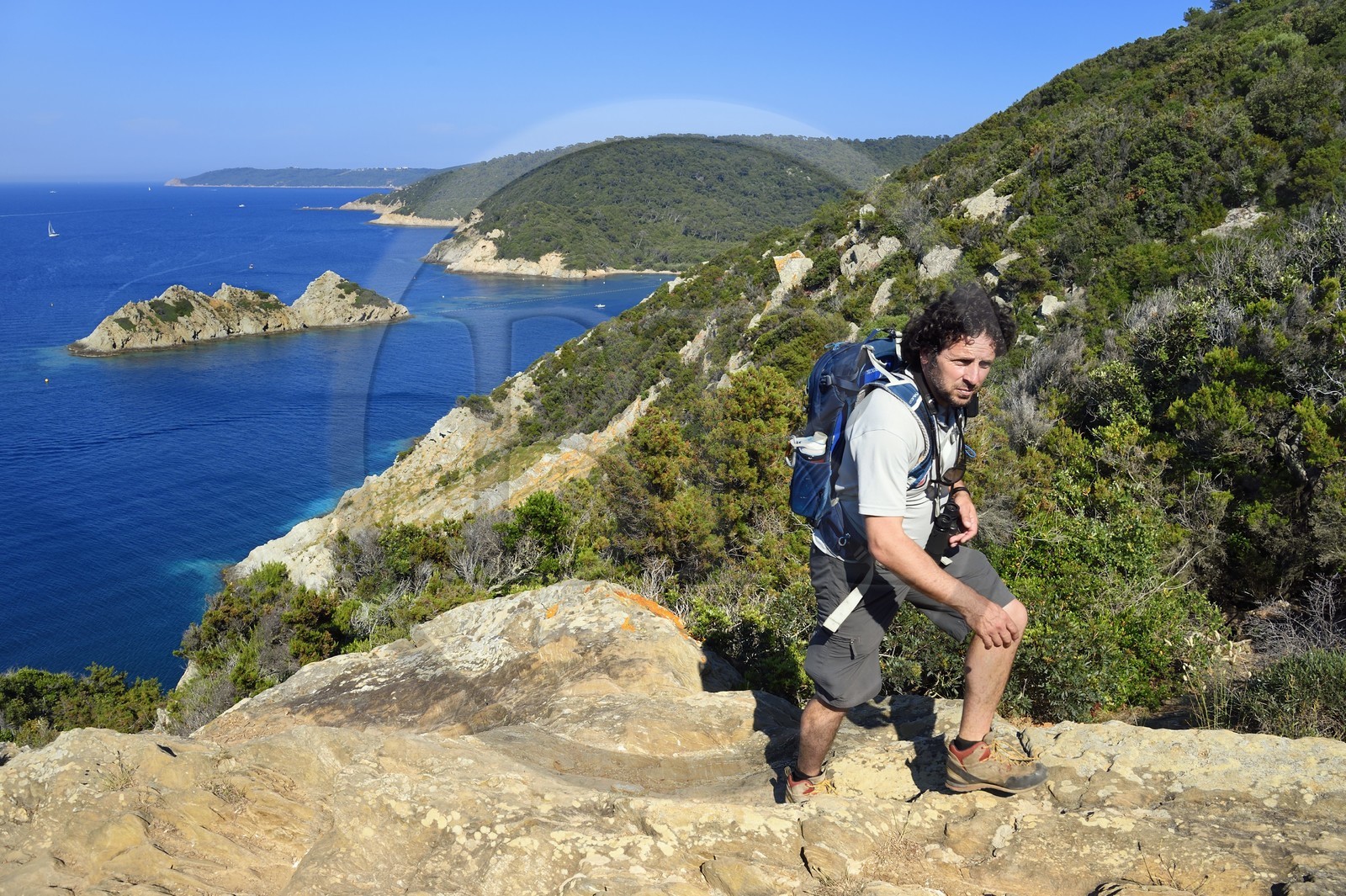 France, Var (83), Iles d'Hyères, Parc national de Port Cros, Ile de Port-Cros, plage de la Palud, Johann Cerisier, garde moniteur du parc national de Port-Cros en tournée de surveillance au rocher du Rascas (en arrière plan)