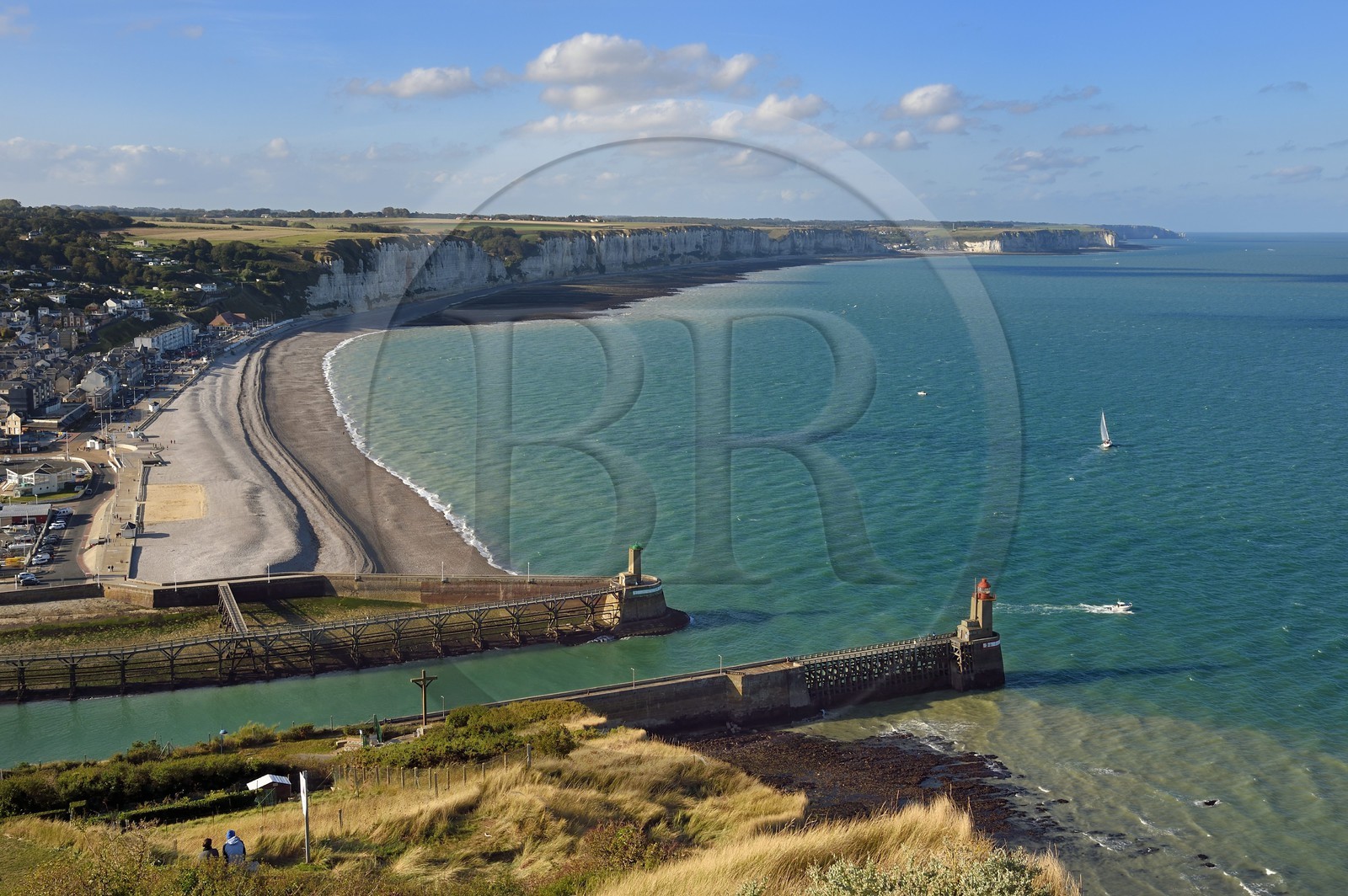 France, Seine-Maritime (76), Pays de Caux, Côte d'Albâtre, Fécamp, phare de la pointe Fagnet à l'entrée du port, le front de mer et la plage de galets
