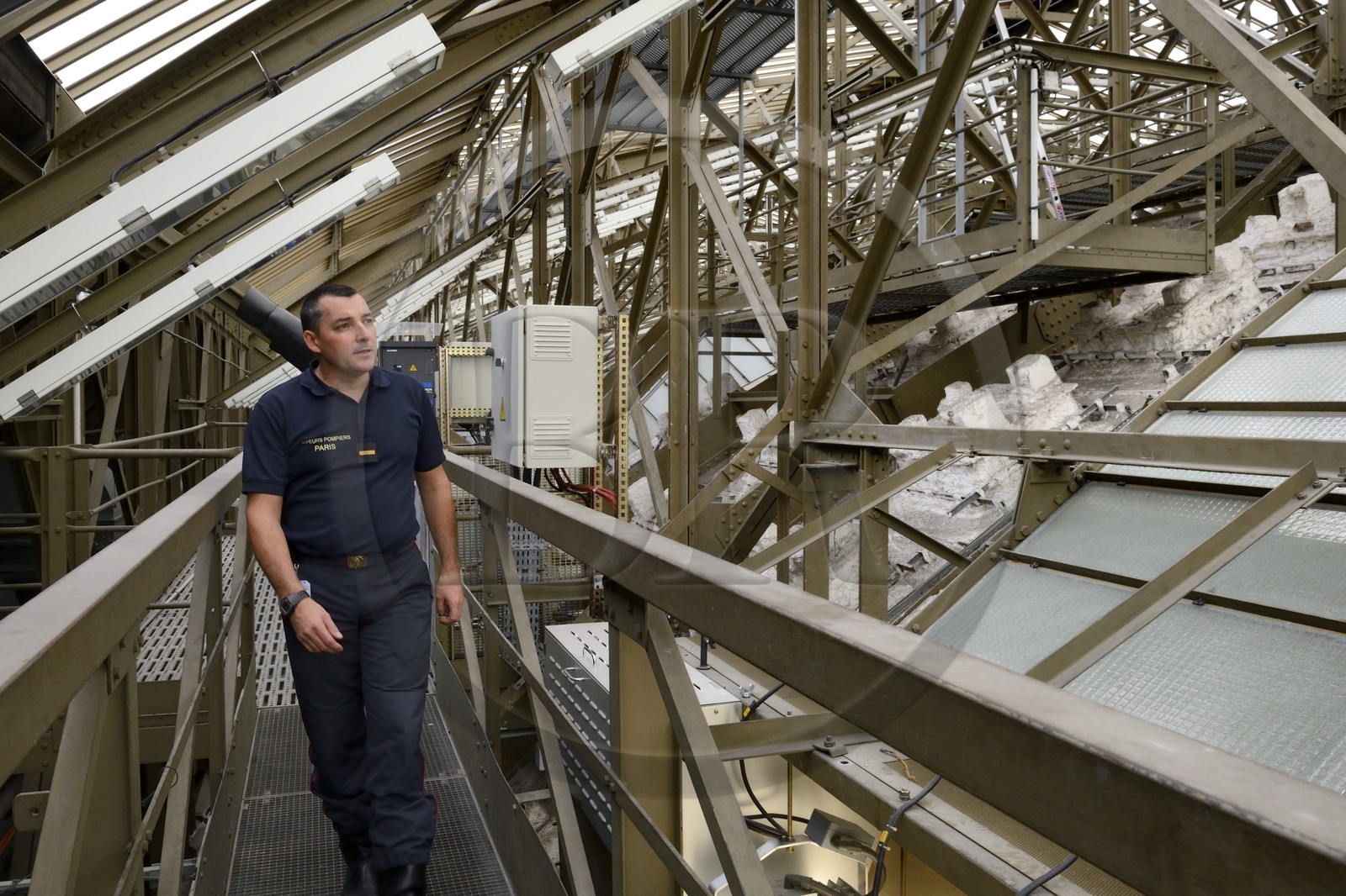 France, Paris (75), musée d'Orsay, le pompier adjudant-chef Xavier Trémeau dans les combles aussi appelées double peau au dessus de l'ancienne gare