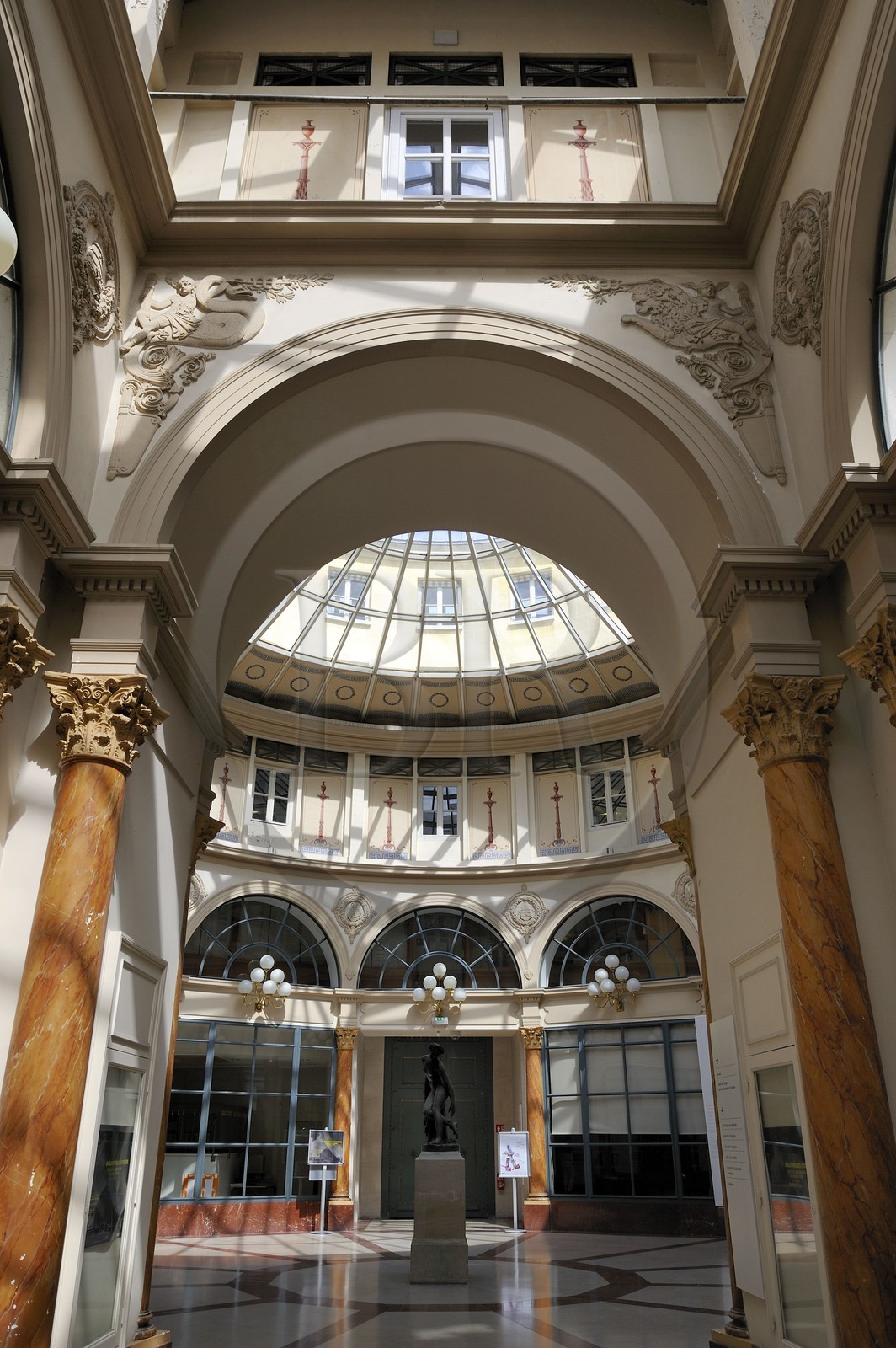 France, Paris (75), Galerie Colbert (1826), statue Eurydice piquée par un serpent par Nanteuil-Lebeuf dit Nanteuil au centre de la rotonde