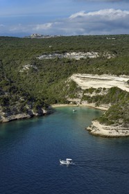 France, Corse-du-Sud (2A), Bonifacio, calanque au pied de la citadelle