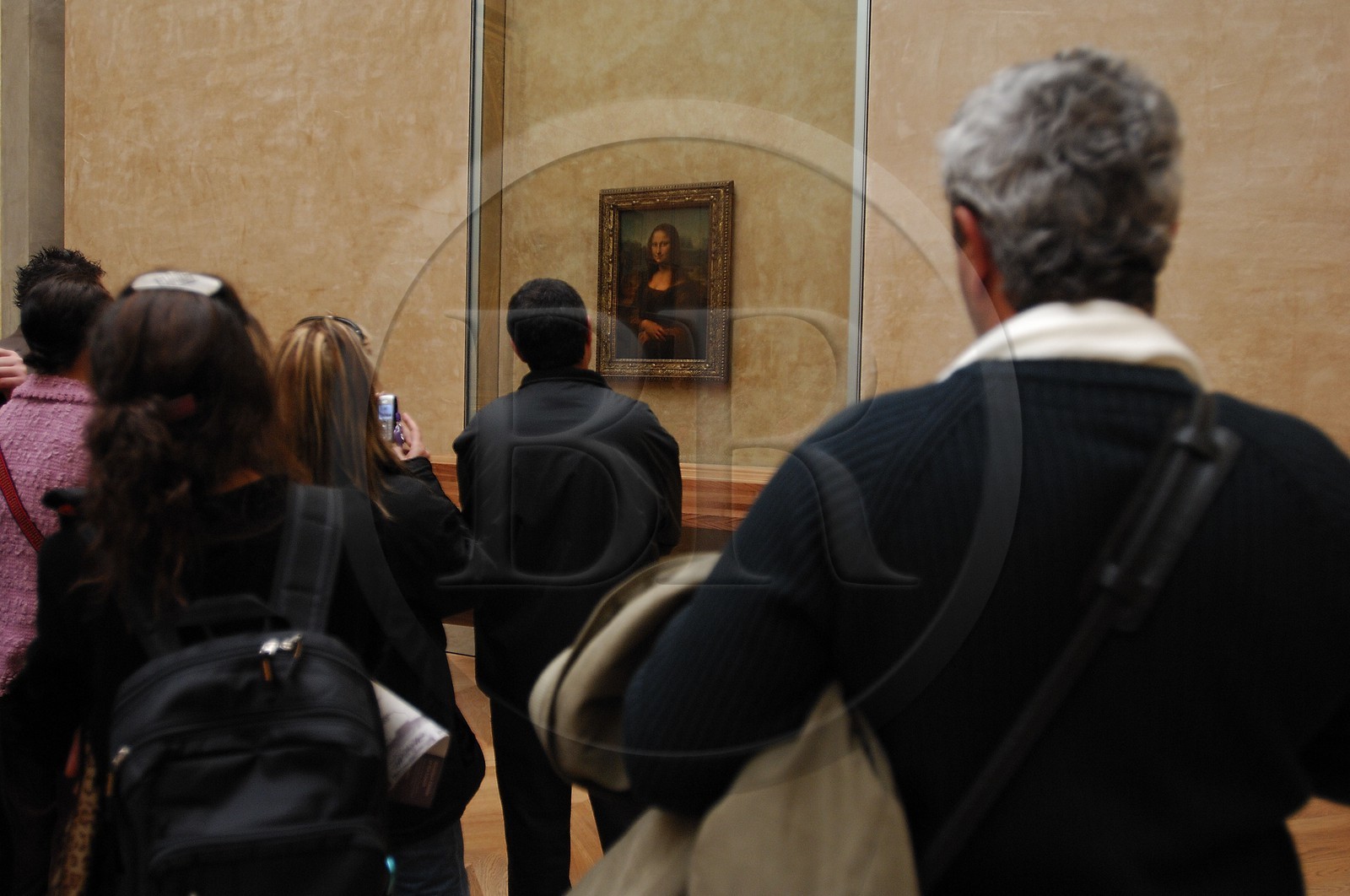 France, Paris (75), Musée du Louvre, visiteurs admirant la Joconde de Leonard de Vinci