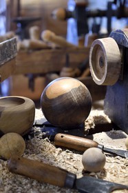 France, Var (83), Parc Naturel Régional du Verdon, village de Aiguines, Musée des tourneurs sur bois, boules cloutées en racine de buis ancêtres des boules de pétanque
