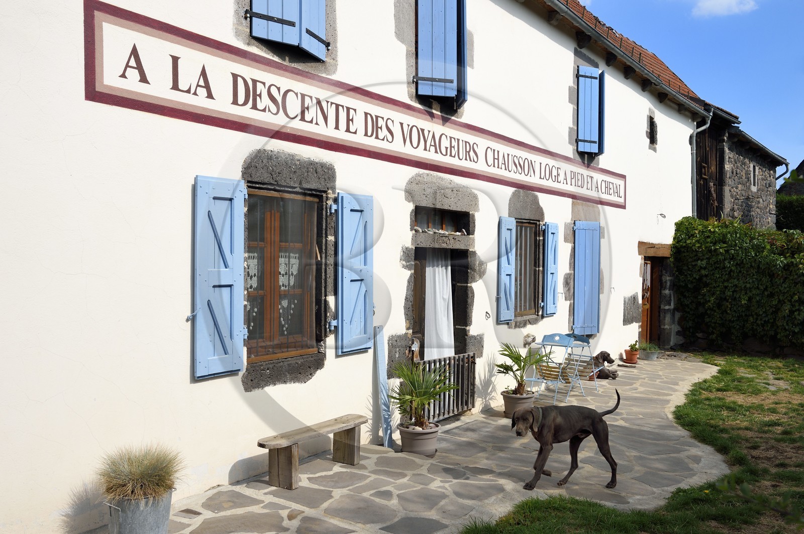 France, Cantal (15), Parc Naturel Régional des Volcans d'Auvergne, étape sur le chemin de Saint-Jacques de Compostelle par la Via Arverna, Chalinargues, enseigne de 1806 d'un ancien relai de poste restaurée à l'identique