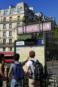 France, Paris (75), place Pigalle, station de métro