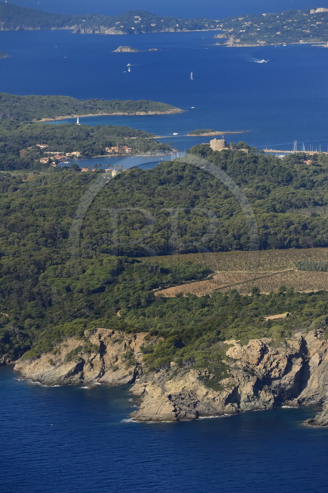 France, Var (83), Iles d'Hyères, parc national de Port Cros, la côte Sud et le Fort Saint-Agathe de l'Ile de Porquerolles, la presqu'Ile de Giens en arrière plan (vue aérienne)
