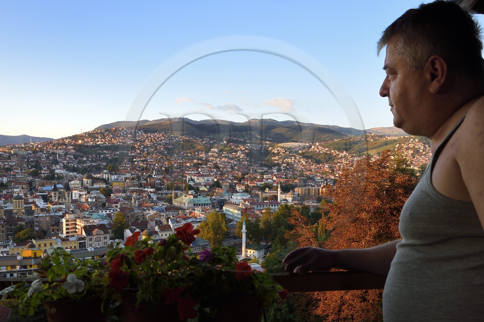 Bosnie-Herzégovine, Sarajevo, Nedim Ustalic ne se lasse pas de la vue sur la vieille ville depuis sa terrasse