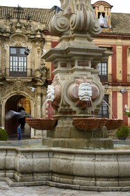 Espagne, Andalousie, Séville, fontaine devant le portail du Palais archiépiscopal sur la plaza del Triunfo