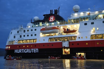 Groenland, région du centre ouest, baie de Kangerlussuaq, embarquement de nuit sur le bateau de croisière MS Fram de la compagnie Hurtigruten