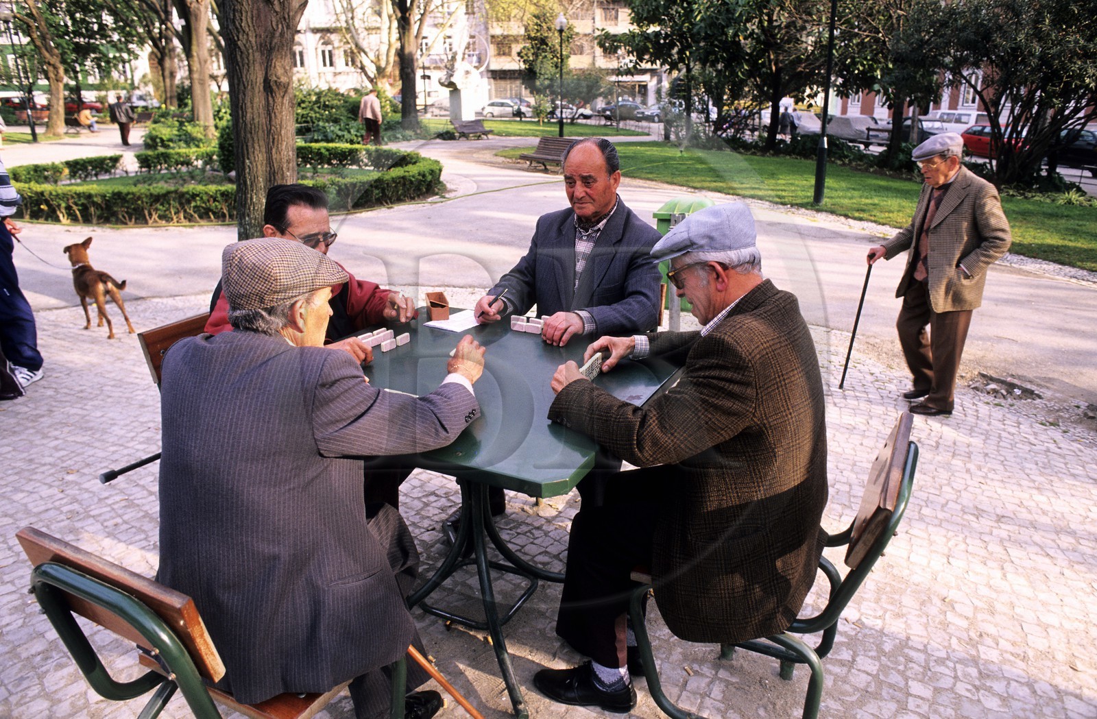 Portugal, Lisbonne, quartier Bairro Alto, joueurs de domino sur la place Real