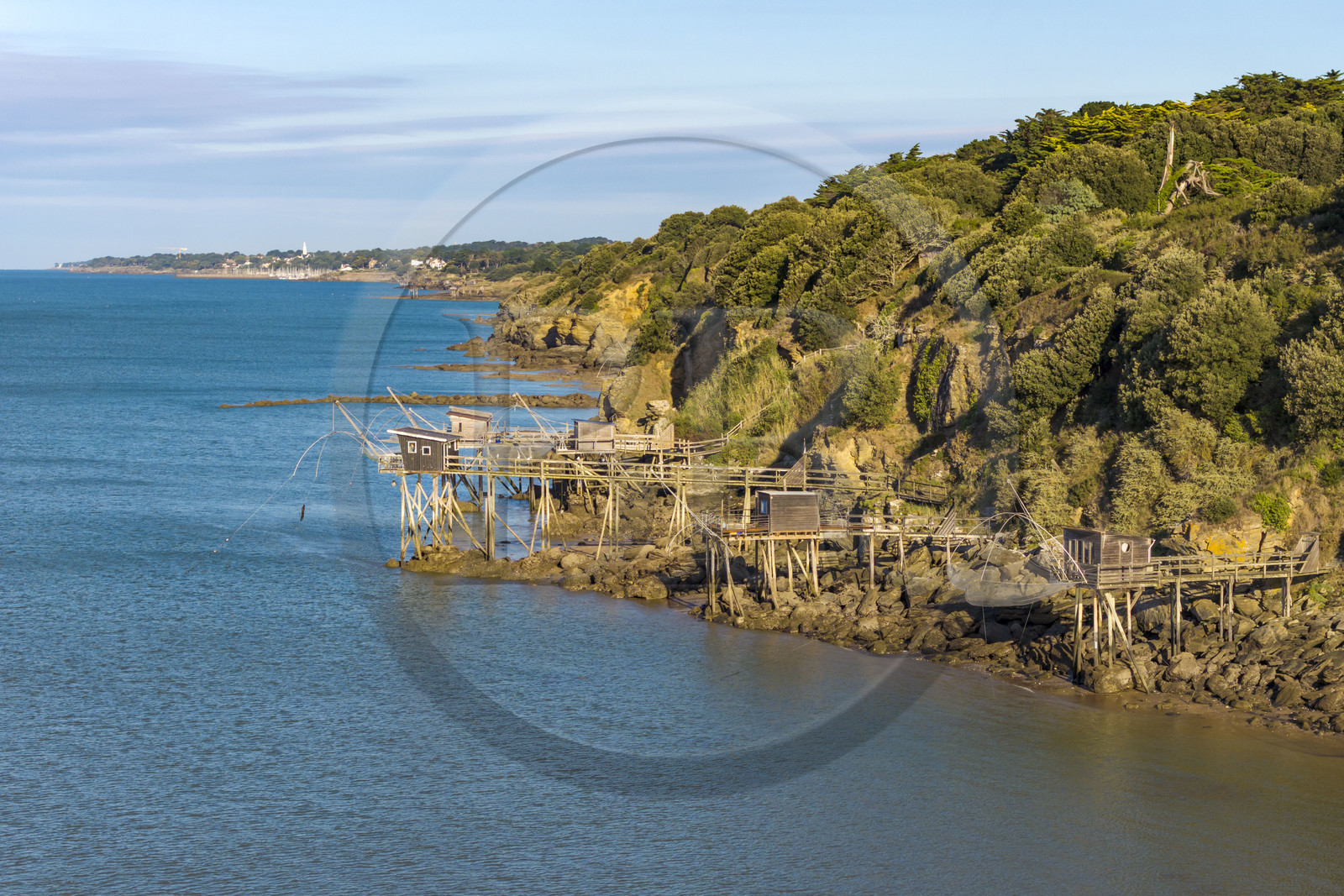 France, Loire-Atlantique (44), Baie de Bourgneuf, Pornic, cabanes de pêche traditionnelle au carrelet en bordure de la plage de Crêve-coeur à La Bernerie-en-Retz (vue aérienne)
