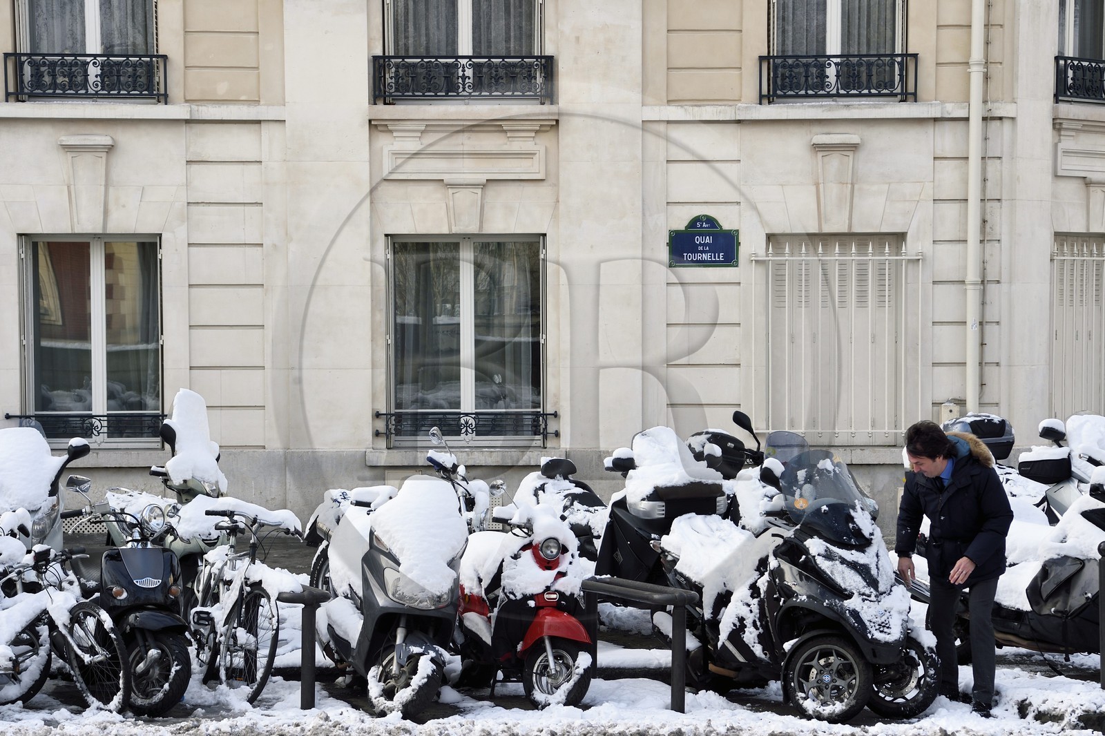 France, Paris (75), quai de la Tournelle, scooters sous la neige