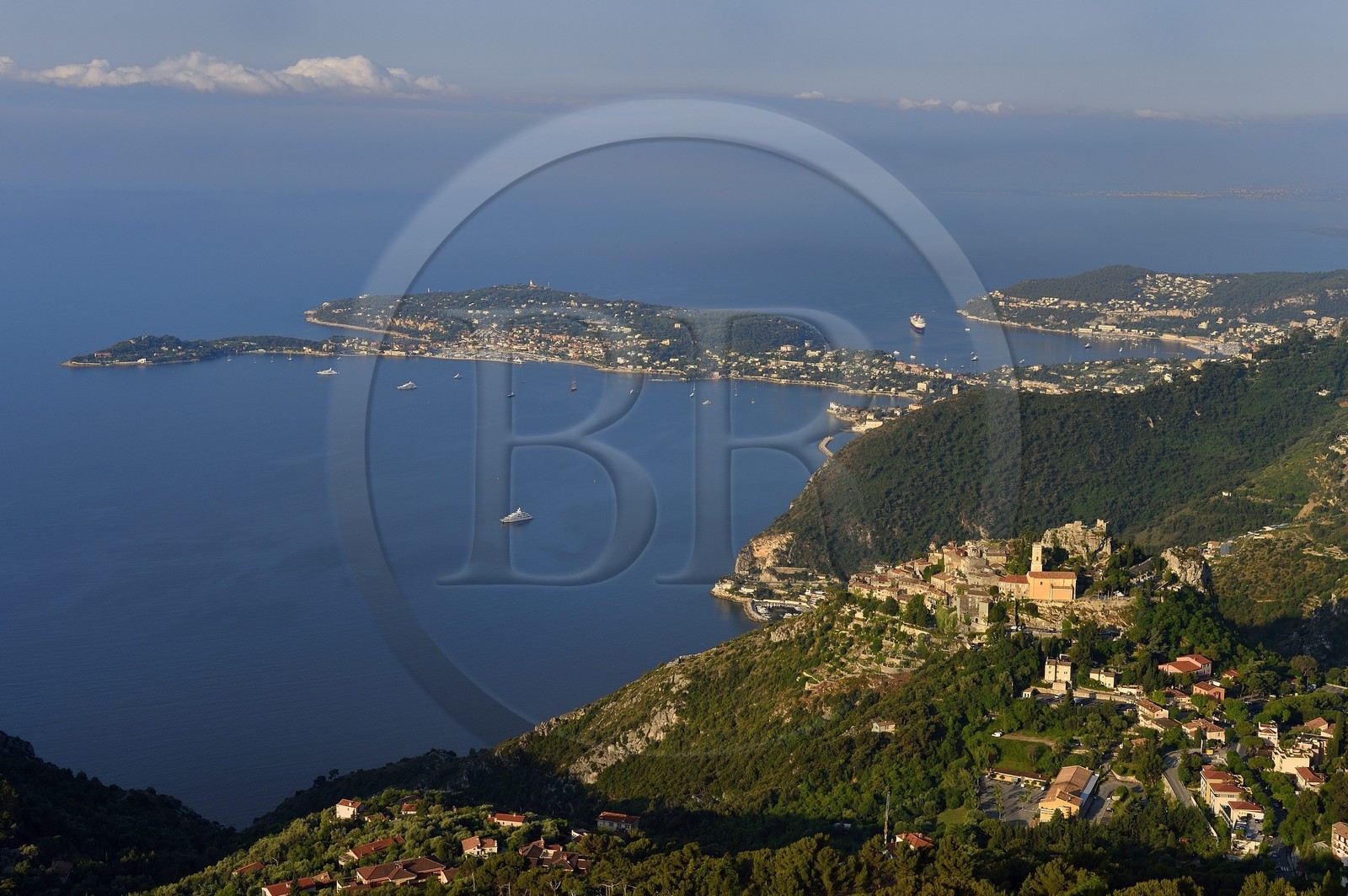 France, Alpes-Maritimes (06), le village perché d'Eze, Saint-Jean-Cap-Ferrat en arrière plan.