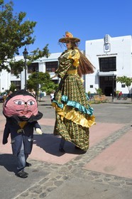 Nicaragua, Leon, la Gigantona sur la place centrale, danse traditionnelle de poupées marionnettes représentant un homme d'origine amérindienne (petit) avec une femme d'origine espagnole (géante) pour se moquer des espagnols qui se mettaient souvent en couple avec des femmes indigènes